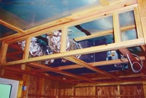 納戸の天井裏に設置された営業用エアコンの室内機